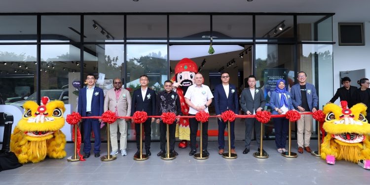 Proton e.MAS opens its first EV showroom in Shah Alam