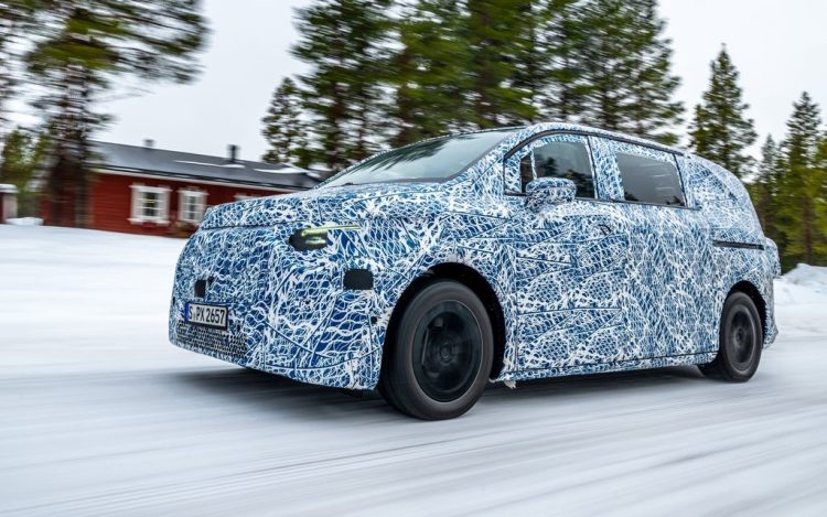 Neue Mercedes-Benz Großraumlimousinen meistern Wintererprobung am Polarkreis - Winter Testing Sweden VAN.EA-P 2025 

New Mercedes-Benz MPVs master winter testing in the Arctic Circle - Winter Testing Sweden VAN.EA-P 2025