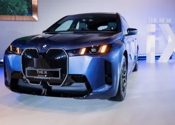 Facelifted BMW iX and X5 show up