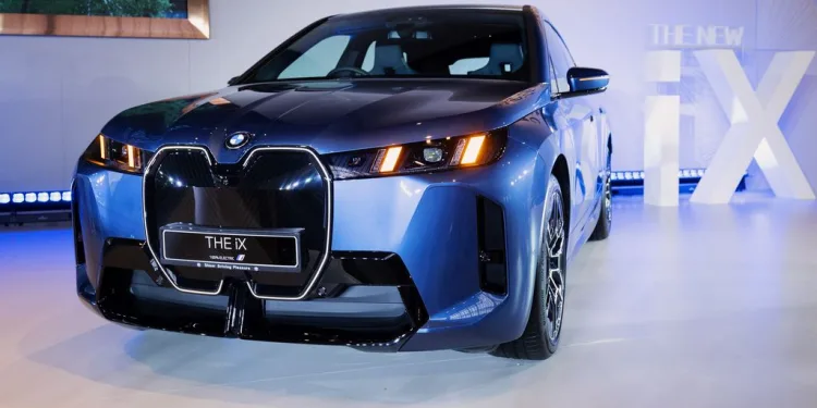 Facelifted BMW iX and X5 show up