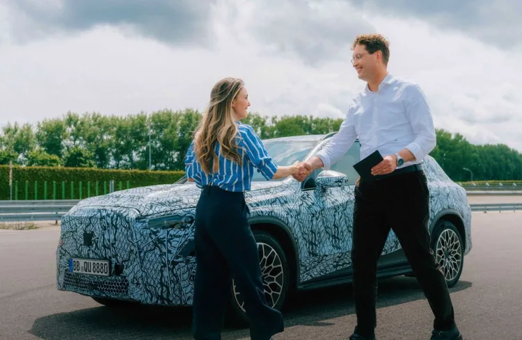 Ola Källenius, Vorsitzender des Vorstands der Mercedes-Benz Group AG, mit dem neuen Mercedes-Benz GLC mit EQ Technologie. Sindelfingen, 2025. 

Ola Källenius, Chairman of the Board of Management of Mercedes-Benz Group AG, with the all-new GLC with EQ Technology. Sindelfingen, 2025-