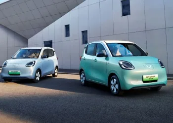 Four-door Wuling Hong Guang MINIEV debuts