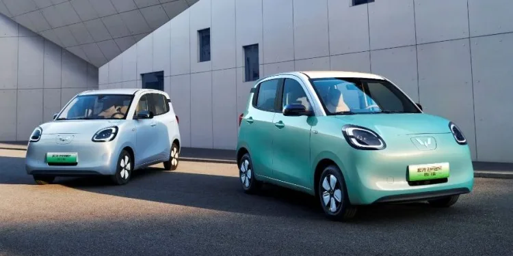 Four-door Wuling Hong Guang MINIEV debuts