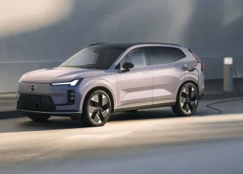 Volvo XC70 PHEV debuts in China with 200km EV range