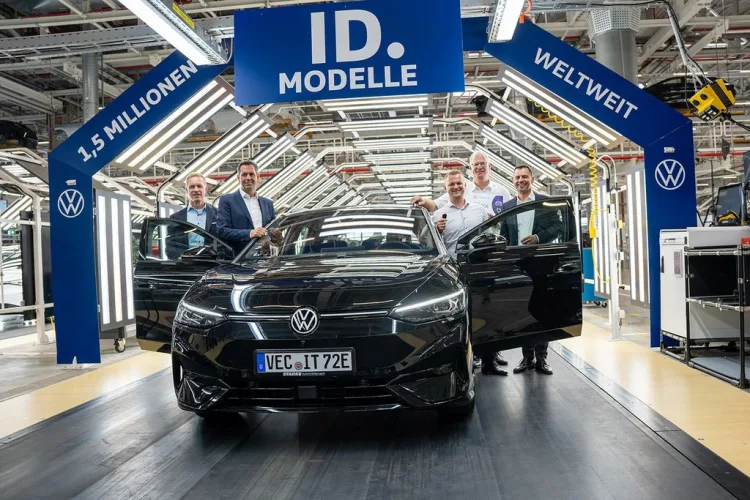 Kai Grünitz, Olaf Lies, Robert Müller, Jörg Tegeler, and Martin Sander at the handover of the 1.5 million ID. model in Emden.
