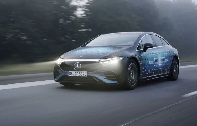 Langstrecken-Test erfolgreich bestanden: EQS mit Festkörperbatterie meistert 1.205 km mit einer einzigen Batterieladung 

Long-distance test successfully completed: EQS with solid-state battery covers 1,205 km on a single charge