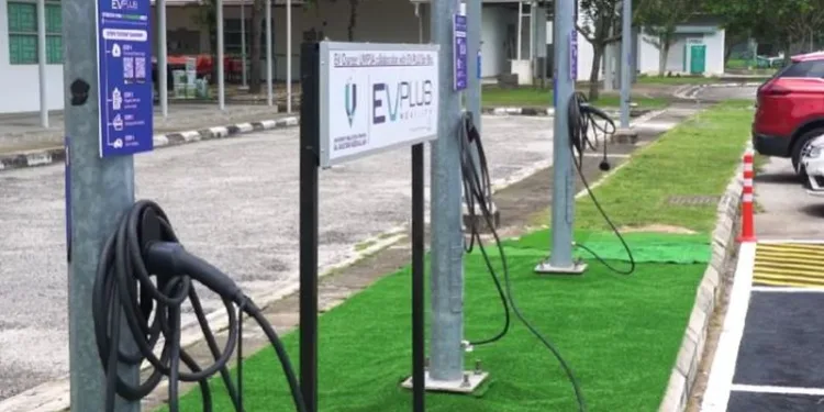 Pekan lamp-posts pull double duty as EV chargers