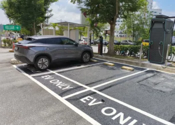 Rear entrance showing Omoda E5 using 22kW AC charger next to Alpitronic DC charger.