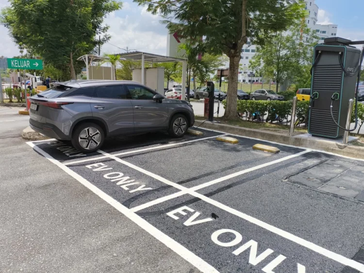 Rear entrance showing Omoda E5 using 22kW AC charger next to Alpitronic DC charger.