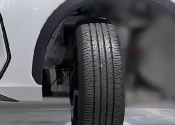 Geely EX5 shows off 90-degree four-wheel steering tech