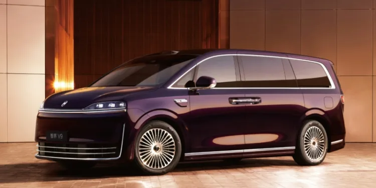 Luxeed V9 MPV shows off helmet airbag, 1,200km range claim