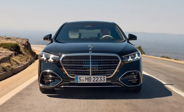 Die neue S-Klasse. Stuttgart, 2026.
Lackfarbe: MANUFAKTUR black sparkling
Exterieur: AMG Line 
Interieur: MANUFAKTUR tiefweiß / schwarz; Exklusiv-Paket 

The new S-Class. Stuttgart, 2026.
Exterior colour: MANUFAKTUR black sparkling
Exterior: AMG Line
Interior: MANUFAKTUR deep white/black; Exclusive Package