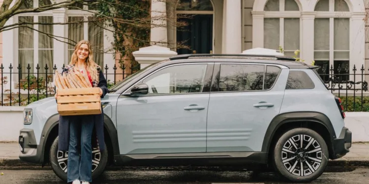 Claire with baguettes and Renault 4.
