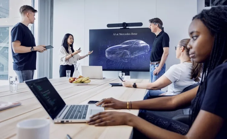 Begleitet wird der flächendeckende Einsatz von KI durch 360-Grad-Lernangebote und eine aktive KI-Community. 

The deployment of AI is accompanied by 360-degree learning offerings and an active AI community.