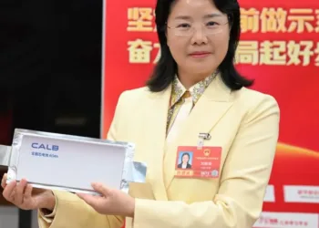 CALB chairwoman Liu Jingyu with solid state battery. — Image from Sina