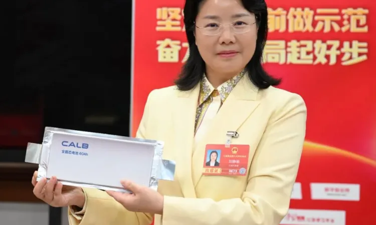 CALB chairwoman Liu Jingyu with solid state battery. — Image from Sina