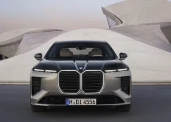 BMW 7 Series facelift brings Neue Klasse tech and longer i7 range