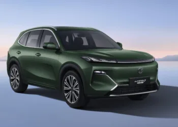 Proton eMAS 7 PHEV in Emerald Green.