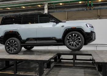 Bao 8 Flash-Charge Edition showing off its body control suspension.