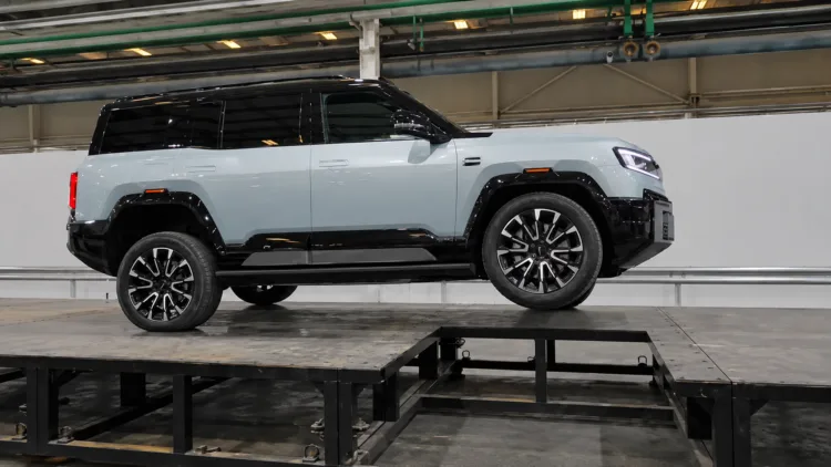 Bao 8 Flash-Charge Edition showing off its body control suspension.
