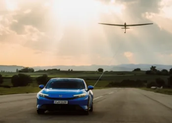 Honda Prelude tows a glider to prove a point