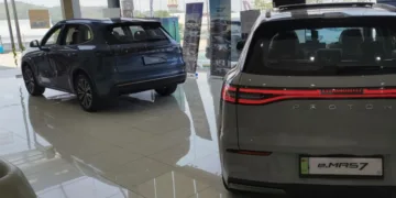 Proton emas 7 PHEV (left) and emas 7 BEV.