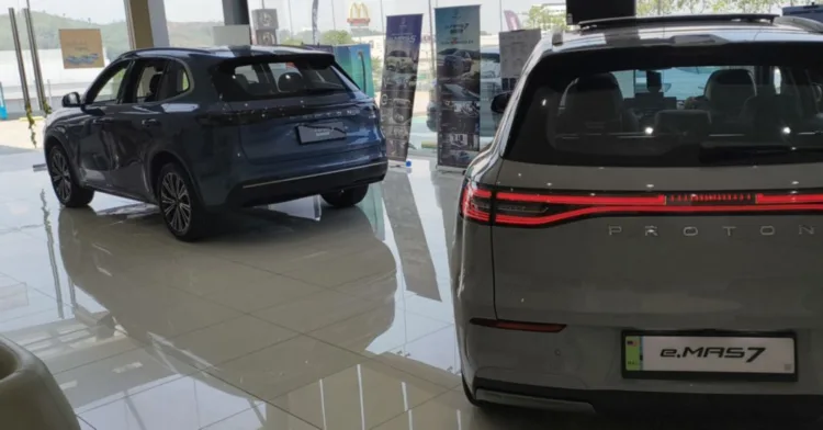 Proton emas 7 PHEV (left) and emas 7 BEV.