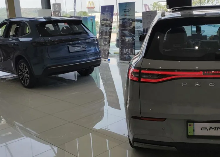 Proton emas 7 PHEV (left) and emas 7 BEV.
