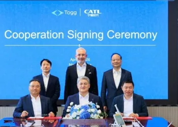 Togg CEO Gürcan Karakaş, CATL Chief Customer Officer Libin Tan, and CAIT CEO Hanbing Yang signed the agreement for their respective companies; Togg Chairman Fuat Tosyalı and CATL Chairman & CEO Robin Zeng were present as witnesses. (PRNewsfoto/Contemporary Amperex Intelligent Technology (Shanghai) Limited (CAIT))