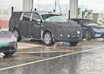 Spy shot of the reported Xiaomi Kunlun N3, as posted on Weibo by @德卤爱开车 (Delu Loves Driving).