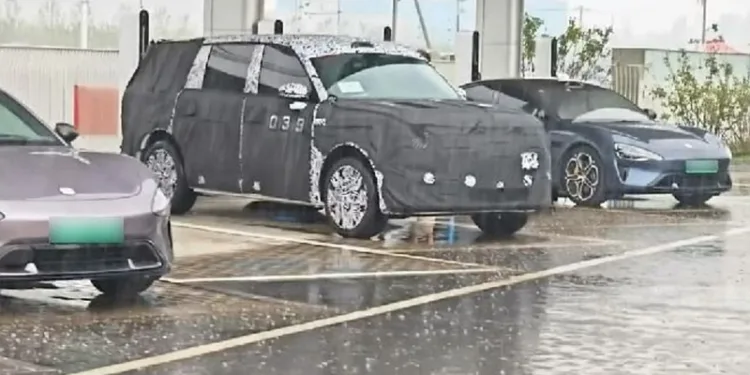 Spy shot of the reported Xiaomi Kunlun N3, as posted on Weibo by @德卤爱开车 (Delu Loves Driving).