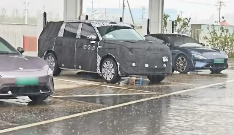 Spy shot of the reported Xiaomi Kunlun N3, as posted on Weibo by @德卤爱开车 (Delu Loves Driving).