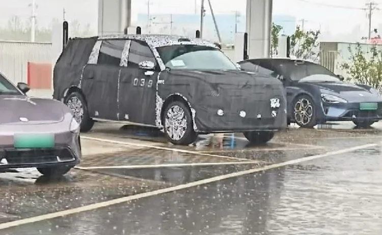 Spy shot of the reported Xiaomi Kunlun N3, as posted on Weibo by @德卤爱开车 (Delu Loves Driving).