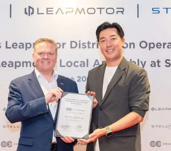 Cycle & Carriage chief executive officer Adrian Short and Stellantis Asean managing director Isaac Yeo.