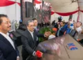 The MCE Auto Hub opening ceremony in Serendah. Investment, Trade and Industry Minister Datuk Seri Johari Abdul Ghani signing a plaque.