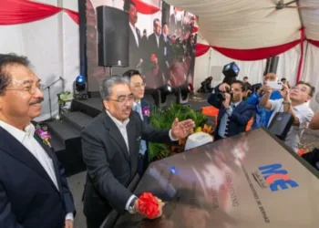 The MCE Auto Hub opening ceremony in Serendah. Investment, Trade and Industry Minister Datuk Seri Johari Abdul Ghani signing a plaque.
