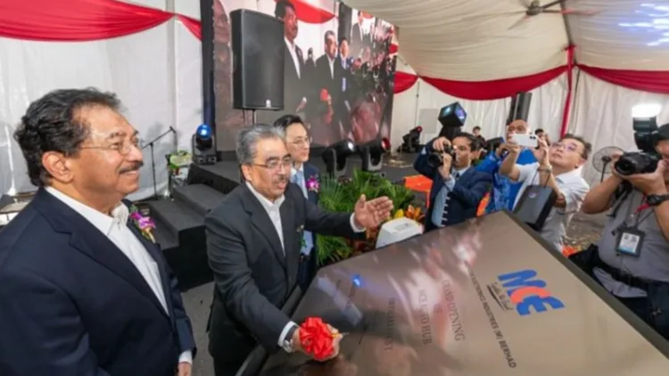 The MCE Auto Hub opening ceremony in Serendah. Investment, Trade and Industry Minister Datuk Seri Johari Abdul Ghani signing a plaque.