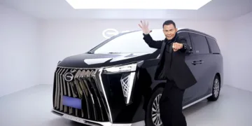 Tony Jaa receives GAC’s 30-millionth vehicle, an M8 PHEV