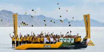 JCB Hydromax sets 406.320mph/653+ kph hydrogen land speed record