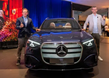 GLC 400 Electric - Singapore SPECIFICATIONS Mercedes-Benz EQE 350+ AMG Line Electric motor: Single Permanently Excited Synchronous, rear-mounted Maximum power: 215kW/292hp Maximum torque: 565Nm Battery capacity & type: 90.5 kWh, Lithium-ion Range: 669km (WLTP) Charger Type: Type 2 (AC) / CCS2 (DC) Transmission: Single speed automatic Features: 9 airbags, rear-wheel drive, Surround View Camera, 12.3-inch touchscreen, fourl zone automatic climate control, 4 drive modes, rear seat power adjustment (Slide), 5 USB ports, dual LED headlights, LED daytime running light, i-Pedal, Hyundai Smartsense safety suite, wireless phone charging, paddle shifters for regenerative braking control, Bose Premium Sound System, heated and ventilated front seats, heated rear seats, 19-inch AMG alloy wheels, tyre repair kit Normal charging (AC, 11kW 10-100%): 8 hours 15 mins Quick Charging (DC, 170kW 10-80%): 32 mins Suspension: Multilink Acceleration (0-100kph): 6.4s Top speed: 210kph Kerb weight: 2,355kg Boot capacity: 430l Price: (OTR without insurance): RM419,888. Our Ratings Overall score: 7.6 Styling 7 Comfort 8 Performance 8 Safety 8 Value 7 (Ratings from 0 to 10, with 10 being exceptional) >>>>>>>>>>> Engine: 1,591cc Gamma 1.6 T-Gdi, turbocharged petrol Range Maximum power: 175hp at 5,500 rpm Maximum torque: 265Nm from 1,500-4,500rpm Transmission: 7-speed dual clutch (dry) Features: 6 airbags, front-wheel drive, 3 drive modes (Comfort, Eco, Sport), auto start/stop, Suspension: McPherson Strut (front), Coupled Torsion Beam Axle (rear) Acceleration (0-100kph): 7.7s Top speed: 204kph Fuel consumption (combined): 6.3 l/100km (NEDC) Kerb weight: 1,875kg Boot capacity: 421l Price: (OTR without insurance, SST exemption): RM419,888 Our Ratings Overall score: 7.6 Styling 7 Comfort 8 Performance 8 Safety 8 Value 7 (Ratings from 0 to 10, with 10 being exceptional)