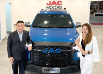 Evolvelectric Motors CEO Lau Yit Mun and Feytech Holdings Bhd CEO and executive director Connie Go posing with the JAC T9 PHEV.