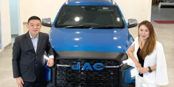 Evolvelectric Motors CEO Lau Yit Mun and Feytech Holdings Bhd CEO and executive director Connie Go posing with the JAC T9 PHEV.