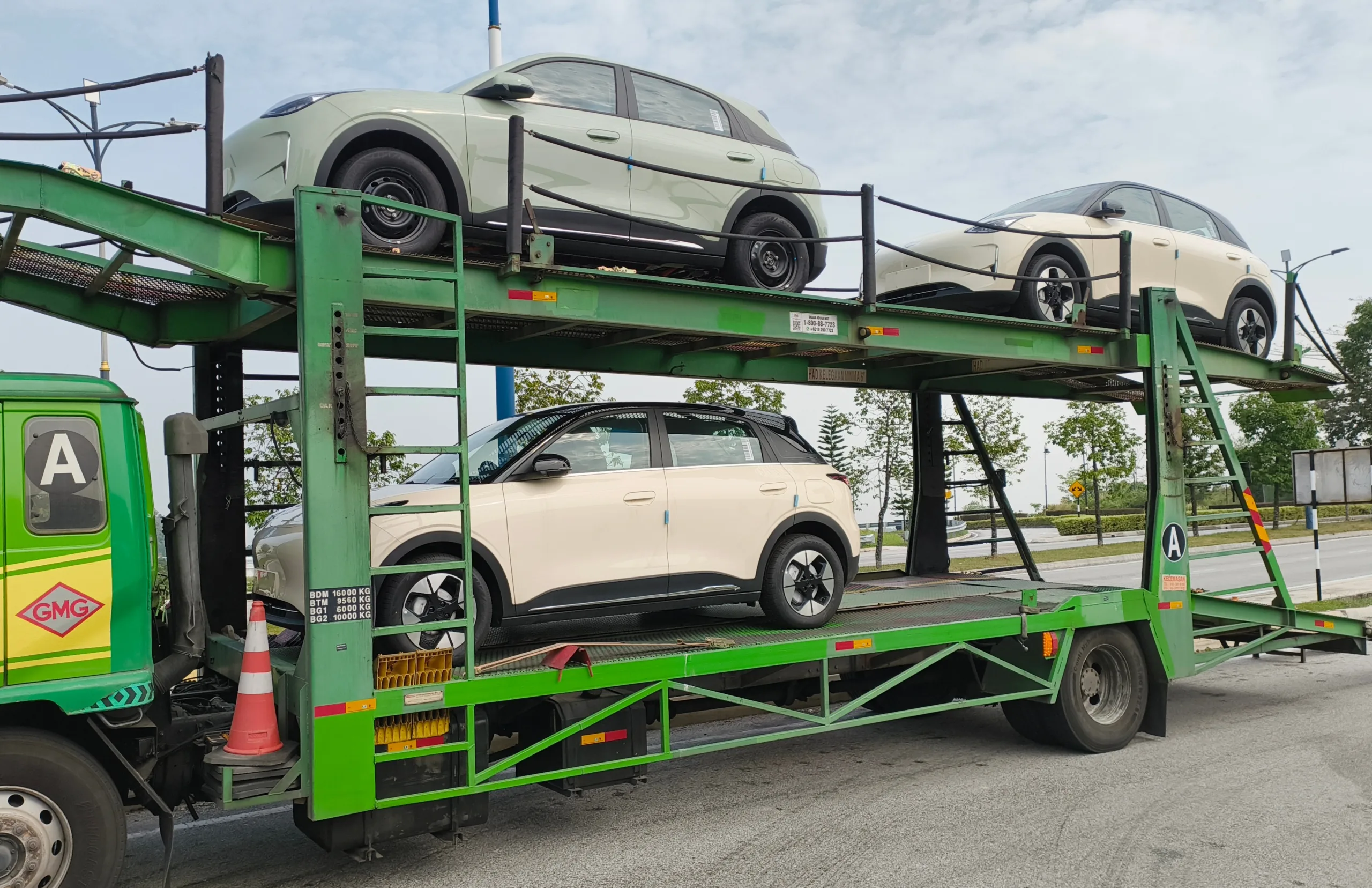 Proton e.MAS 5 cars being transported to a showroom in Selangor.