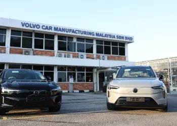 CKD Volvo ES90 (left) and EX90 in Malaysia.