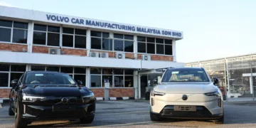 CKD Volvo ES90 (left) and EX90 in Malaysia.