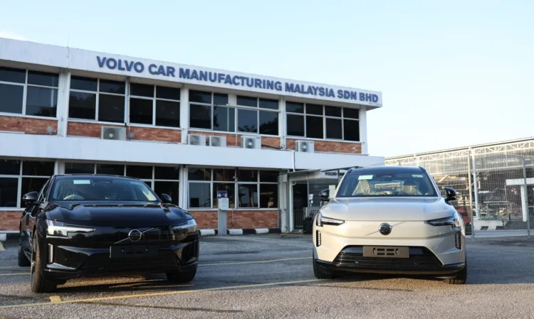 CKD Volvo ES90 (left) and EX90 in Malaysia.