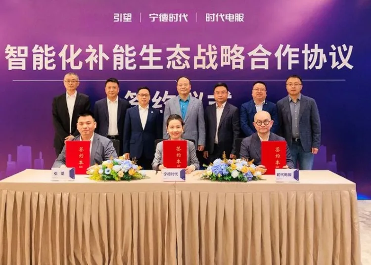 Representatives of Yinwang, CATL and Contemporary Amperex Energy Service at the signing of a strategic cooperation agreement on intelligent EV energy replenishment.