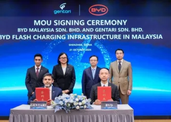 Gentari group CEO Sushil Purohit and BYD Malaysia managing director Jacob Ma showing the signed documents in Shenzhen. Behind them (from left) are Gentari chief green mobility officer Fadzrul Ahmad, Petronas senior vice president for corporate strategy Marina Md Taib, BYD chairman and president Wang Chuanfu and BYD vice president Liu Xueliang.