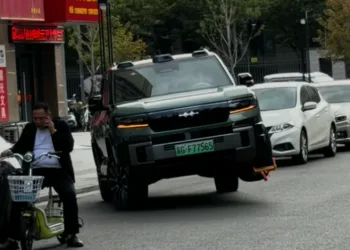 BYD Bao 8 driving with its clamped front wheel raised. (Photo: Douyin via CarNewsChina)
