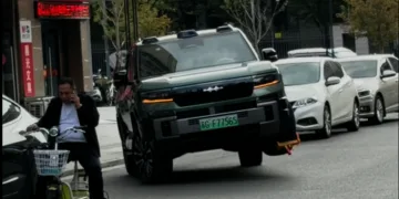 BYD Bao 8 driving with its clamped front wheel raised. (Photo: Douyin via CarNewsChina)
